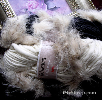 KATIA EVITA MERINO [70% Virgin Merino Wool, 30% Synthetic Fur], Wool - Faux Fur Mix Yarn